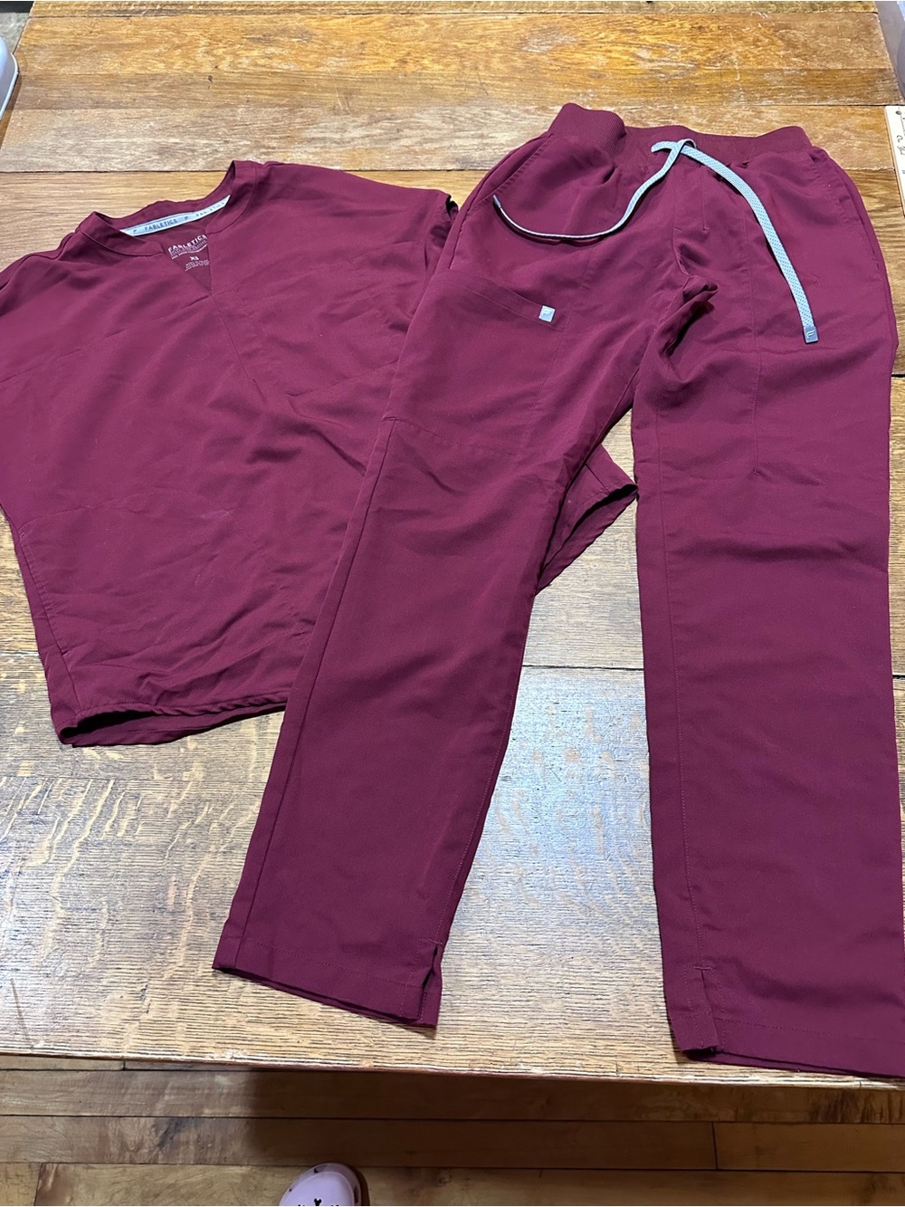 Fabletics Women's Burgundy scrub set sz XS with Drawstring